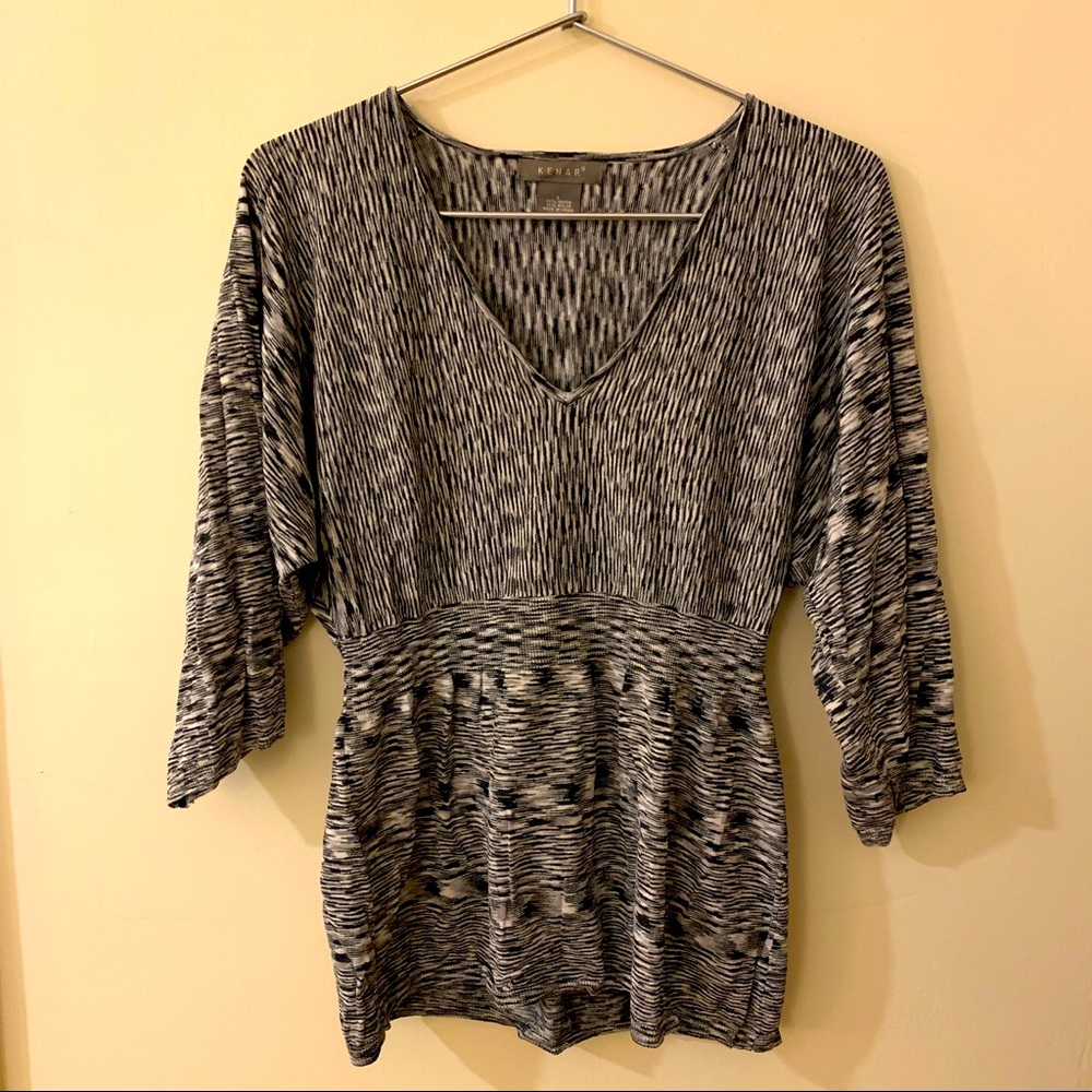 Short sleeve sweater with black and white print.
